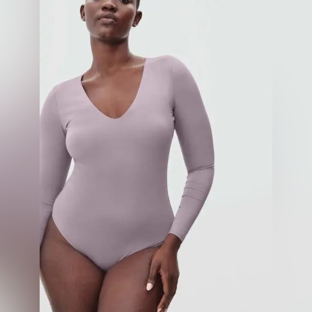 EVERLANE 
Long-Sleeve V-Neck Bodysuit - Dusty Lavender